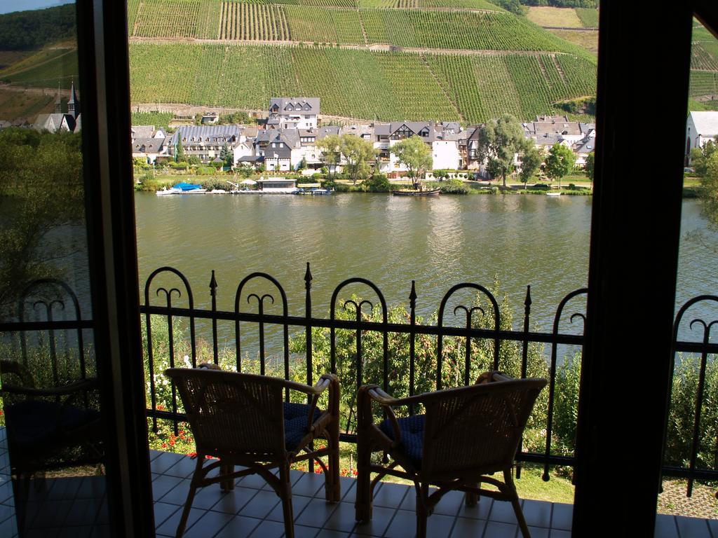 Ferienwohnung am Moselufer Zell Exterior foto